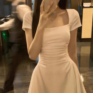 Petite robe à col carré